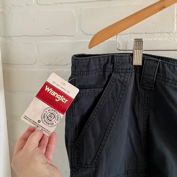 NWT Wrangler Men’s Bermuda shorts Navy Blue Utility Cargo Comfy 42 - Picture 3 of 8